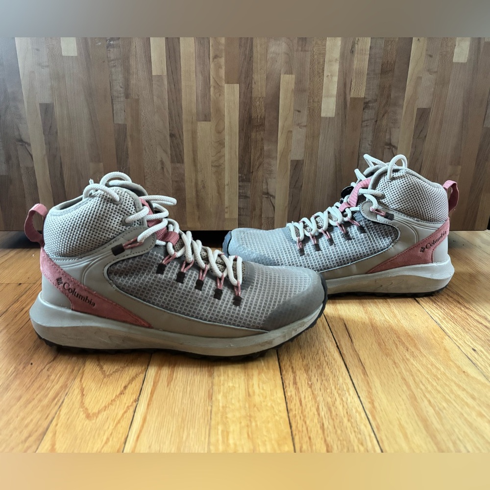 Columbia Women’s High Top Hiking Shoe Tan/ Pink Size 9
